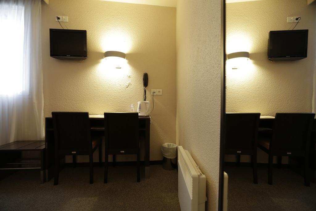 Hotel Au Petit Caporal Maisons-Alfort Room photo